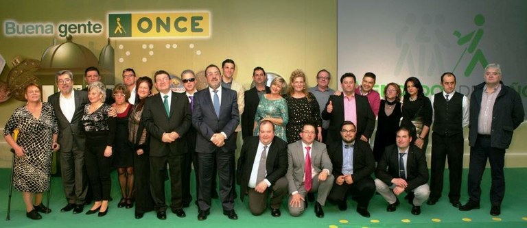 Foto de familia de todos los vendedores homenajados, acompañados por Miguel Carballeda  y Ángel Sánchez en el escenario de la gala