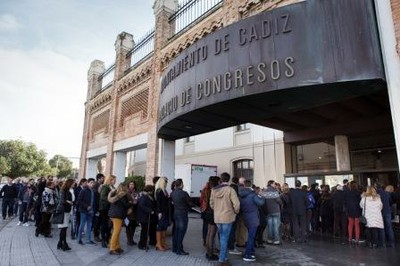 Cola de entrada al Palacio de Congresos de Cádiz