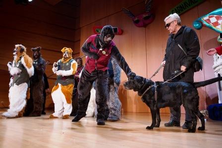 Con perro guía en el escenario