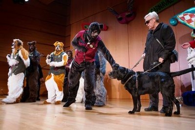 Con perro guía en el escenario