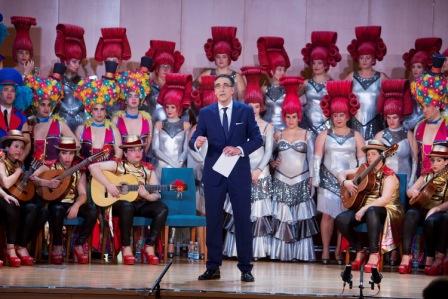 El presentador de la gala, Juan Manzorro, ante algunas de las comparsas