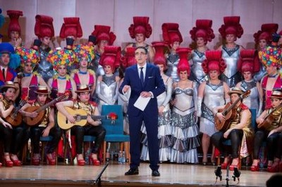 El presentador de la gala, Juan Manzorro, ante algunas de las comparsas