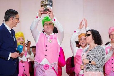 Isabel Viruet entrega premio