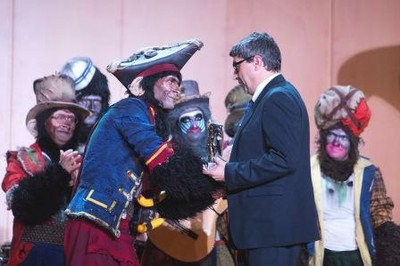Jose Luis Pinto entrega el primer premio