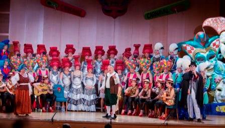 Varias comparsas en el escenario