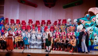 Varias comparsas en el escenario