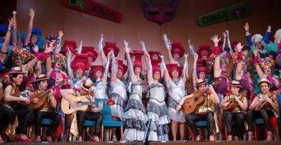 Varias comparsas en el escenario