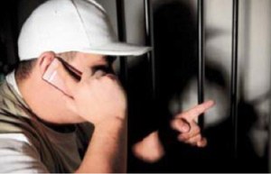 Imagen de un supuesto extorsionador realizando una llamada telefónica a través de un móvil