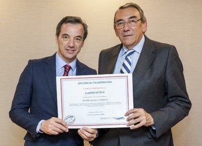 José Ángel Preciados (a la izquierda), recogiendo el galardón de Fundación Seur