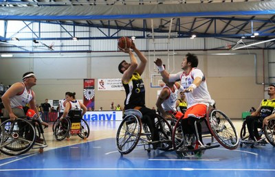 Lanzamiento del ILUNION en el partido que cerró los cuartos frente al Hamburgo