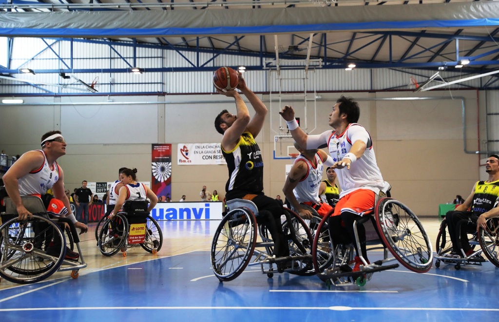 Lanzamiento del ILUNION en el partido que cerró los cuartos frente al Hamburgo