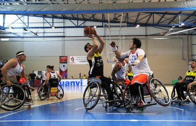 Lanzamiento del ILUNION en el partido que cerró los cuartos frente al Hamburgo