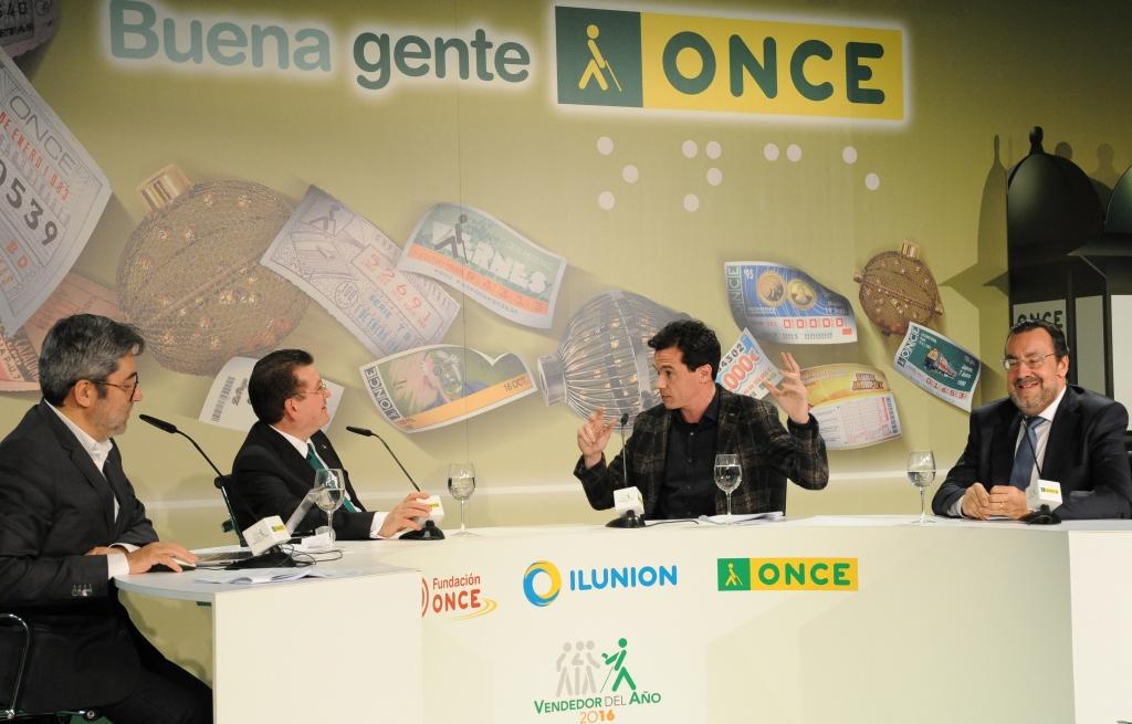 Mesa de la gala, con Juanma Ortega, Ángel Sánchez y Miguel Carballeda junto a uno de los actores de Yllana
