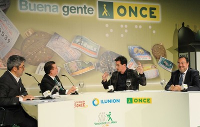 Mesa de la gala, con Juanma Ortega, Ángel Sánchez y Miguel Carballeda junto a uno de los actores de Yllana