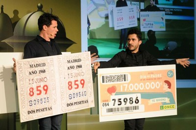 Momento de un sketch representado por el grupo Yllana en la gala del vendedor