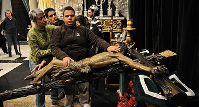 Un joven afiliado, reconociendo al tacto la imagen del Cristo