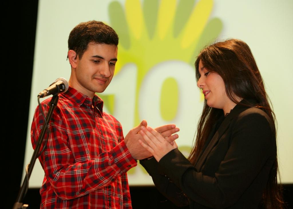 Xavi García y su mediadora, Laia, durante su intervención en el acto