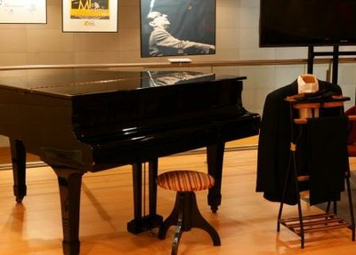 Piano y traje de Tete Montoliú