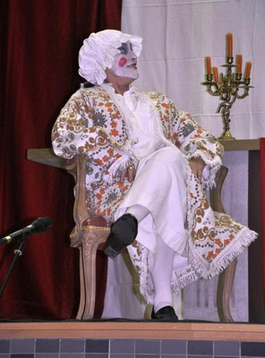 Uno de las actrices de Jacaranda 11, en el escenario