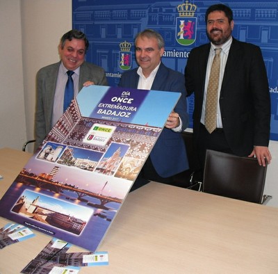 Responsables de la ONCE en Extremadura, junto al alcalde de Badajoz, en el acto de presentación del Día de la ONCE Responsables de la ONCE en Extremadura, junto al alcalde de Badajoz, en el acto de presentación del Día de la ONCE