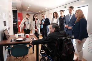 El responsable de accesibilidad de Fundación ONCE muestra a las autoridades de Jérez de la Frontera el interior de la casa inteligente