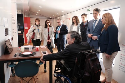 El responsable de accesibilidad de Fundación ONCE muestra a las autoridades de Jérez de la Frontera el interior de la casa inteligente El responsable de accesibilidad de Fundación ONCE muestra a las autoridades de Jérez de la Frontera el interior de la casa inteligente