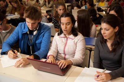 Universitaria con discapacidad visual