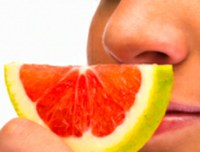 Oliendo una fruta. Detalle