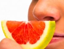 Oliendo una fruta. Detalle