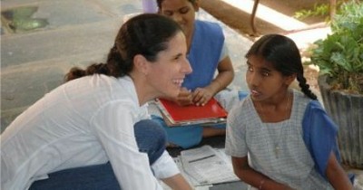 Ana Peláez junto a una niña ciega india