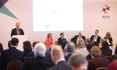 Conferencia celebrada en Malta. María Tussy, primera por la derecha