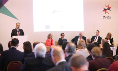 Conferencia celebrada en Malta. María Tussy, primera por la derecha