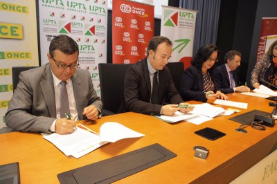 De izquierda a derecha (en la firma del acuerdo) Martínez Donoso, José Roales, Inés Mazuela y Cristóbal Martínez