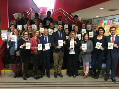 El acto de presentación estuvo conducido por la directora del Centro de Recursos Educativos de la ONCE en Sevilla, Eva Pérez, y contó con la presencia de concejales de Turismo de los 24 municipios andaluces que han formado parte del estudio.