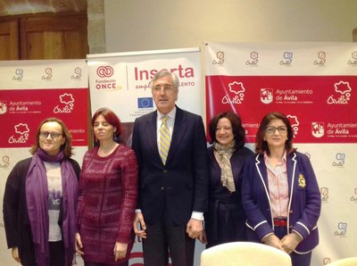 Foto de familia de los firmantes de Fundación ONCE y el Ayuntamiento de Ávila, con el alcalde en en centro