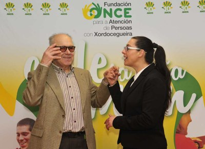 Juan Rivas, con la ayuda de su mediadora Vanesa Fandiño, explica su experiencia en el acto de presentación de FOAPS en A Coruña
