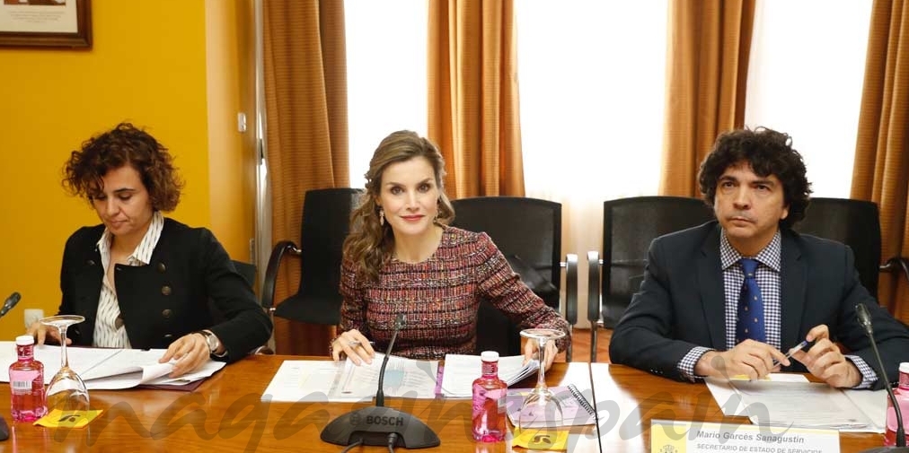 La ministra,  la reina y Mario Garcés durante la reunión de trabajo
