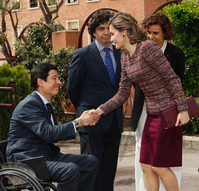 La reina Letizia saluda a Borja Fanjul, junto a Mario Garcés y Dolors Monserrat, a su llegada a la sede del Real Patronato