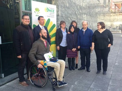 Los representantes de la ONCE y FOAPS, con las autoridades locales, en Oviedo