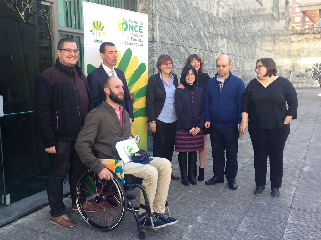 Los representantes de la ONCE y FOAPS, con las autoridades locales, en Oviedo