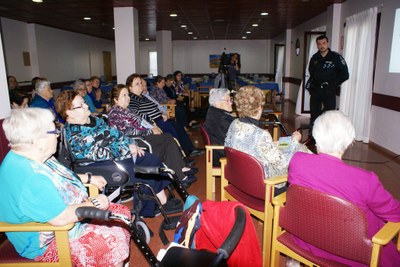Policías locales de Calasparra instruyendo a los mayores de la residencia de ILUNION en esa localidad