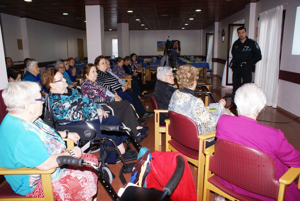 Policías locales de Calasparra instruyendo a los mayores de la residencia de ILUNION en esa localidad