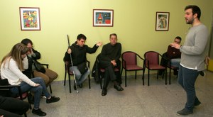 Profesor y cursillistas durante una de las prácticas de fonación