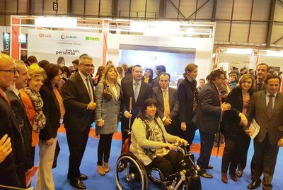 Representantes de ONCE y su Fundación y responsables políticos de la Comunidad de Madrid, en la inauguración de la Feria