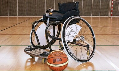Silla de ruedas en una cancha de baloncesto