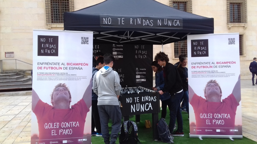 Un grupo de jóvenes juega al futbolín en la carpa de la campaña en Guadalajara