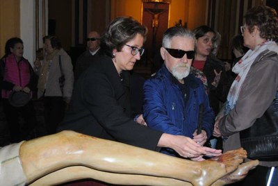 Afiliados de Zaragoza tocando la imagen del Cristo de la Cama