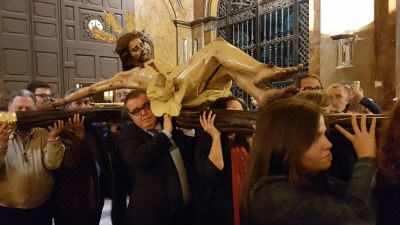Afiliados portando el Cristo de la Lanzada