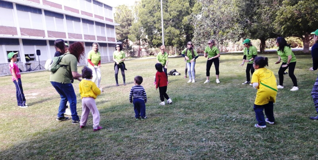 Los más pequeños disfrutando de las actividades junto a sus madres y educadoras