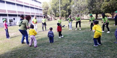 Los más pequeños disfrutando de las actividades junto a sus madres y educadoras